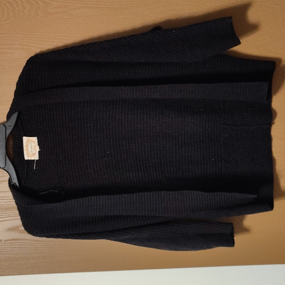 Mid sleeve sweater